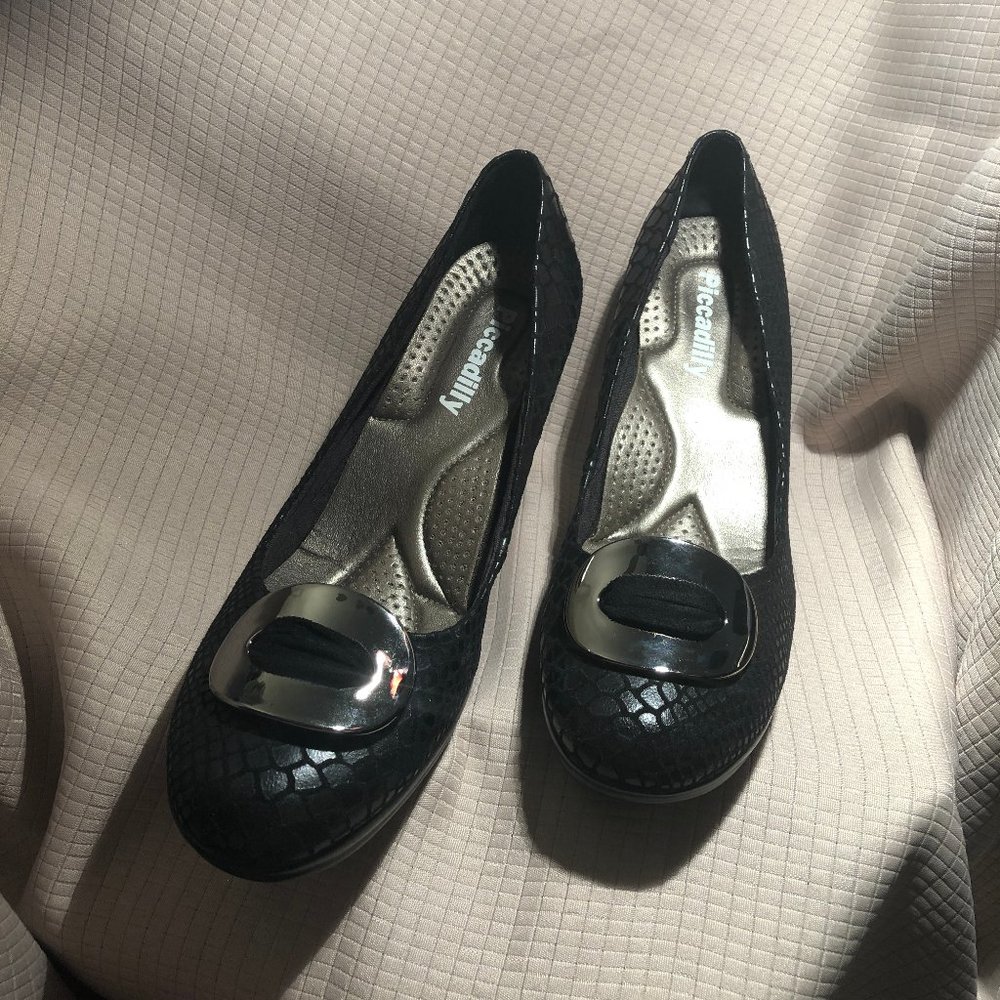 Piccadilly faux snakeskin black faux leather pumps